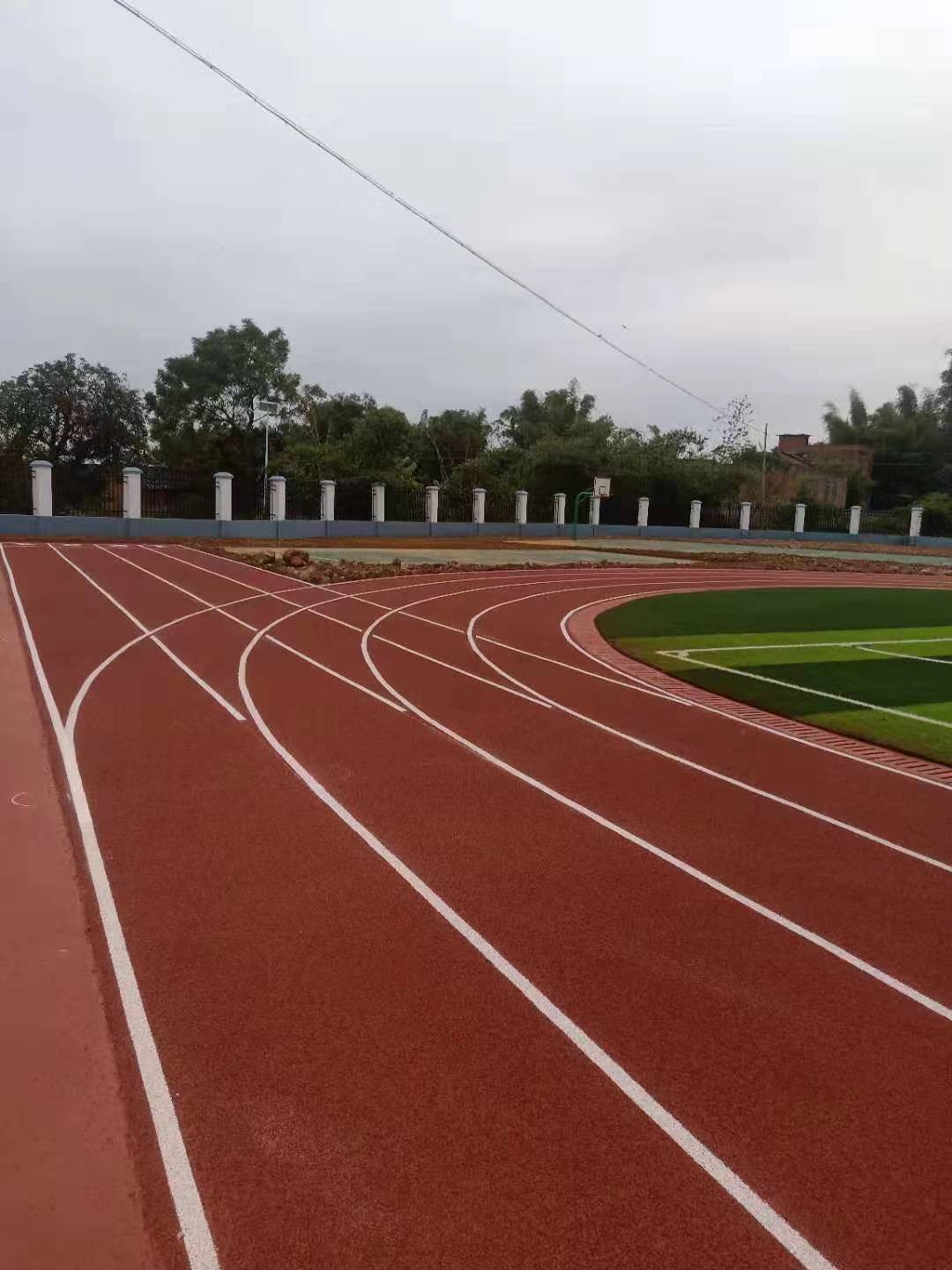 廣西欽州古秀小學透氣型塑膠跑道(圖2) 廣西欽州古秀小學透氣型塑膠跑道(圖2)