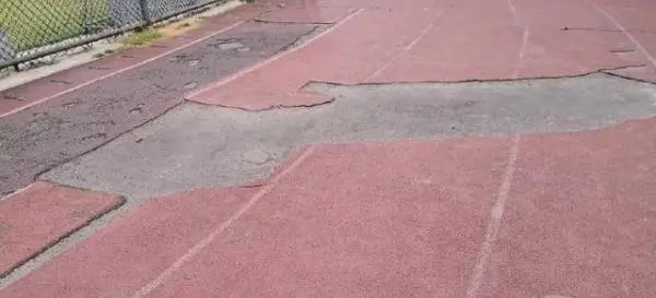 塑膠跑道鼓起來的原因及處理方案(圖2) 塑膠跑道鼓起來的原因及處理方案(圖2)